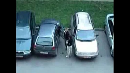 Жена паркира автомобил но неуспешно