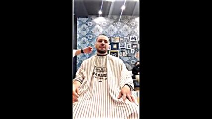 Фризьор обръсна косата си в знак на солидарност към свой колега болен от рак