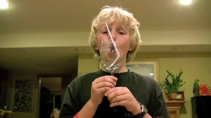 Вижте как хлапе успява да счупи чаша с гласа си!