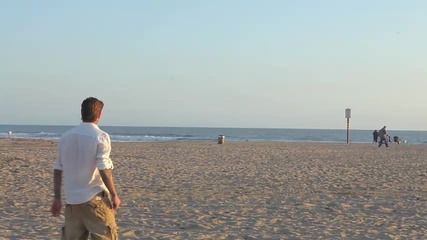 Бекъм с изпълнения на плажа, докато си пие Пепси (видео)