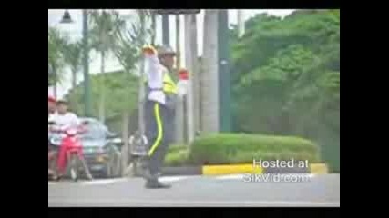 Полицай Танцува