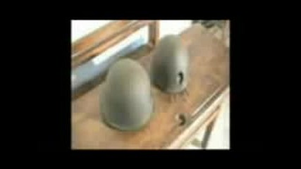 Мъж тества здравината на каска. Върху себе си!!!