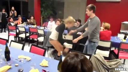 Роклята на момиче пада по време на танц!