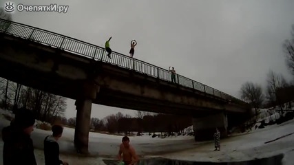 Руснак скача от 7 метров мост в ледена река