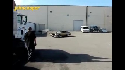 Прелестен Chevy Chevelle 70 пили гуми 