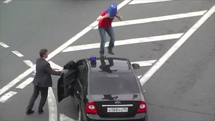 глупак ска4а вархо полицвиска кола 