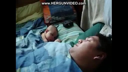 Бебе се плаши от хъркането на баща си