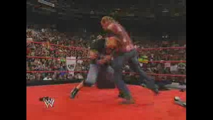Randy Orton прави Rko на John Cena и Triple H 