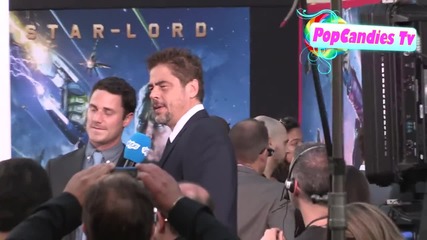 Звездата Бенисио Дел Торо с репортери на премиерата на филма си Пазители на Галактиката (2014)