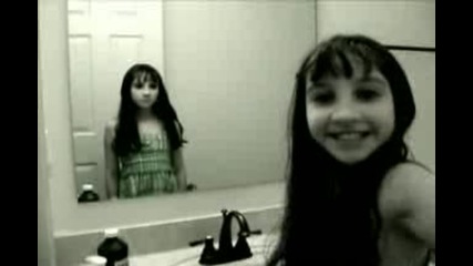Момиче с огледален демон