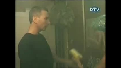 Скрита камера - баня в асансйора