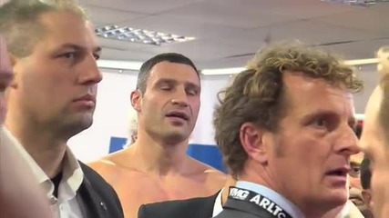 Чисора удари шамар на Витали Кличко, на кантара, преди утрешния им мач! ( 17.02.2012 )