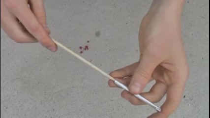 Ето как да си направите малка ракета от кибритени клечки 