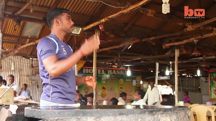 Индиец работи с бързина в кухнята
