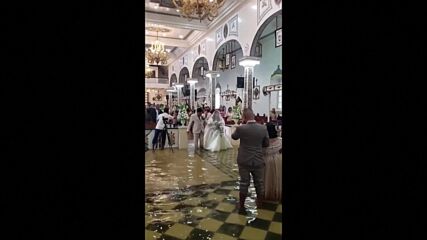Влюбени се венчаха в наводнена от тайфун църква във Филипините