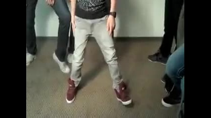 Justin Bieber shows some moves 