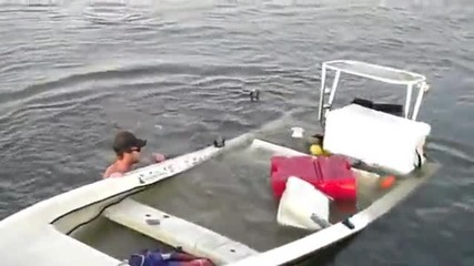 Идиоти потапят лодка