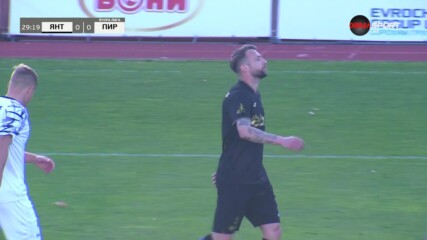 Изстрел на Радев срещна гредата