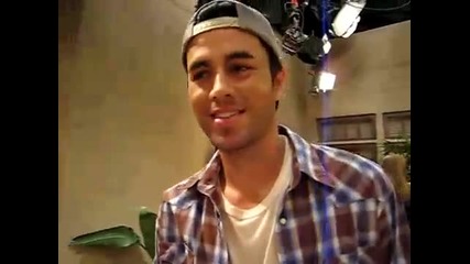 Enrique backstage on the set of Two and a Half Men 
