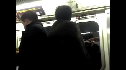 Мъж преследва момиче в метрото