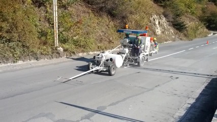 Полагане на пътна маркировка