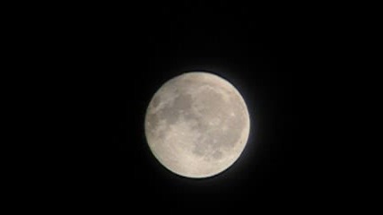 Луната През Телескоп