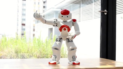 Разбиващо!!робот танцува като професионалист!