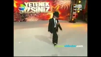 Момче танцува като Майкъл Джексън Vbox7