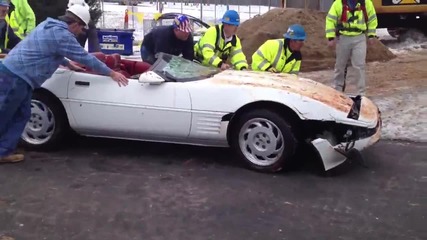 Изтеглиха Corvette 1992 от тресавището в музеят на " Chevrolet Corvette "