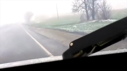 Кола ударена от мълния , по време на движение
