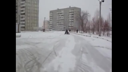 Руснак обира точките със скутер на сняг