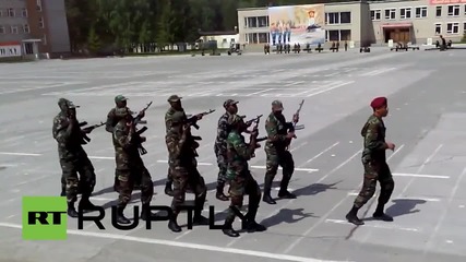 Войници от Мозамбик изпълняват боен танц в Новосибирск