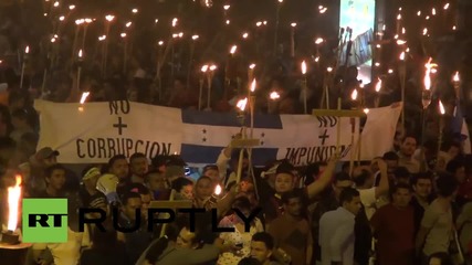 Honduras: Fire-wielding protesters march on Presidential Palace in the tens of thousands