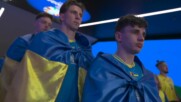 Украинските футболисти излязоха на терена със знамената на Украйна
