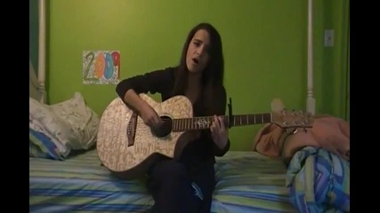 Момиче пее страхотно песента Down to earth by Justin Bieber