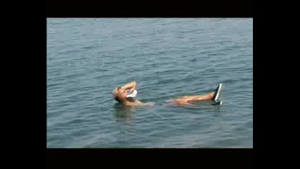 Мъртво море : Германец чете книга докъто плува в мъртво море 