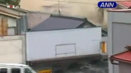Ужасяващи кадри от цунамито в Япония 