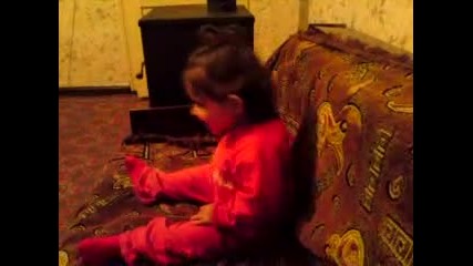Нели играе