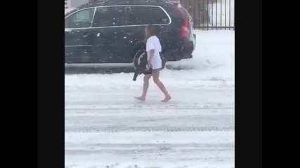 Девойка втрещи всички като излезе боса, само по фланелка, по време на снежната буря "джонас"
