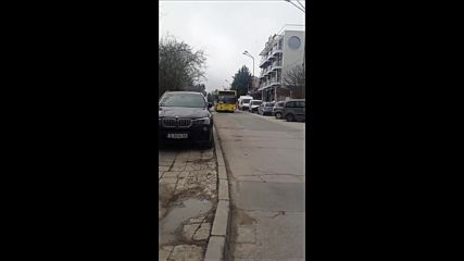 Незаконен паркинг, създаващ риск за живота на пешеходците в град Варна