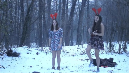 Теди и Мила тичат по рокли в снега
