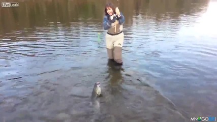 Жена изпада в истерия при риболов