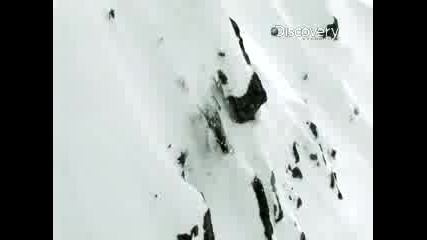 Човек на снегоход се пребива яко !