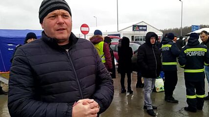 Какво се случва на румънско-украинската граница: Посрещат бежанците с топла храна и дрехи