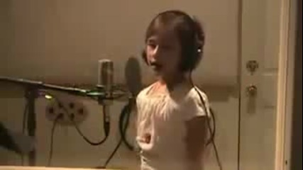 7 годишно момиче пее изумително Amazing Grace