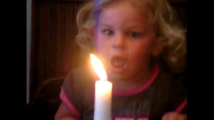 Малко момиченце се опитва да духне свеща - Смях на 100%
