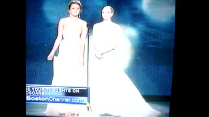 Майли Сайръс - съобщава категория най - добра песен - оскари 2010 