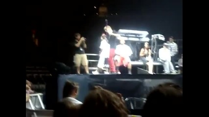 Джъстин пее Tech Me How To Dougie