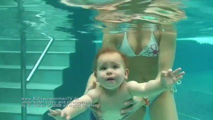 Бебетасе учат да плуват !!!