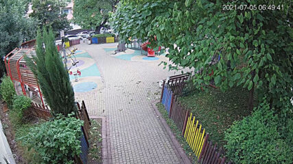 Мъж троши оградата на детска площадка в Бургас